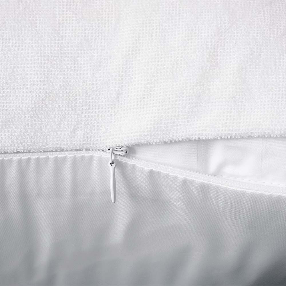 Close up image of zipper on the Wet/Dry pillowcase